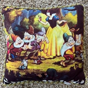 2006 DISNEY SHOPPING SNOW WHITE & SEVEN DWARFS POSTER ART PILLOW W/ BRAID TRIM